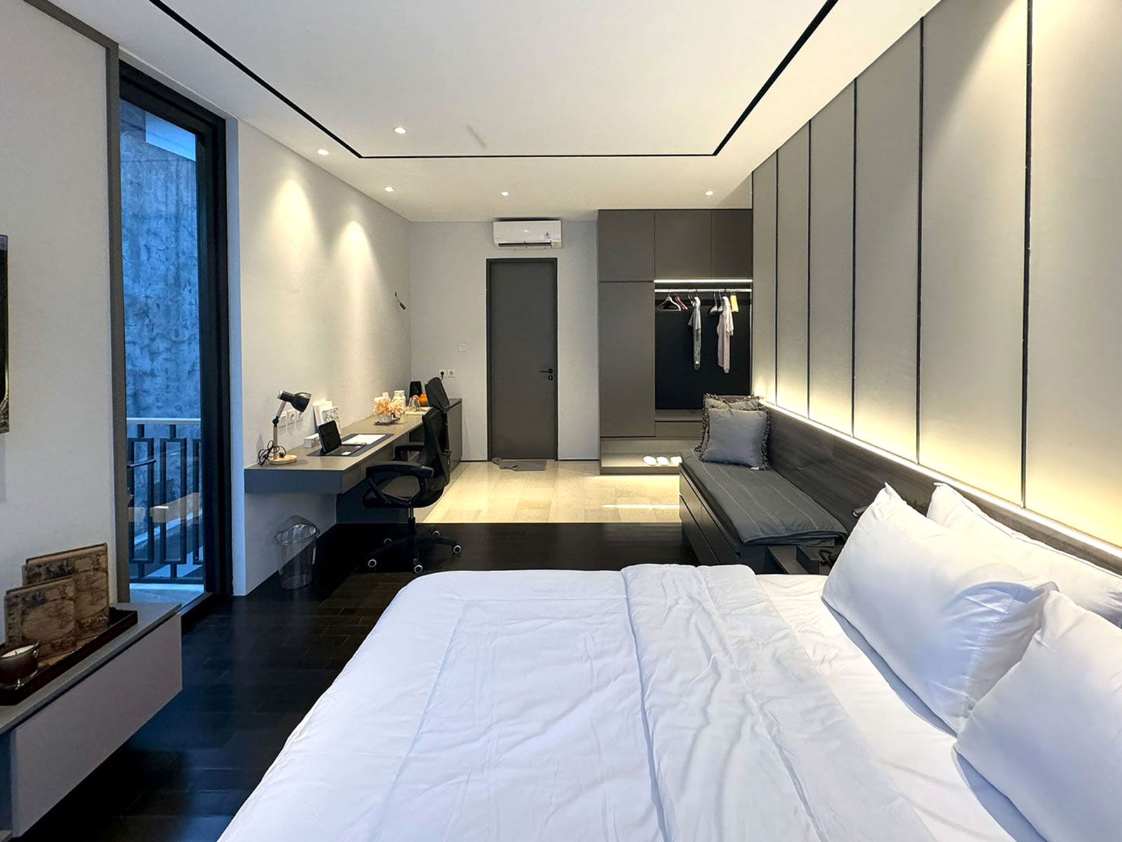 suite-bedroom-bed